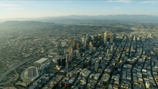 공중에서 본 LA 마천루와 샌 가브리엘 산맥 — 비디오