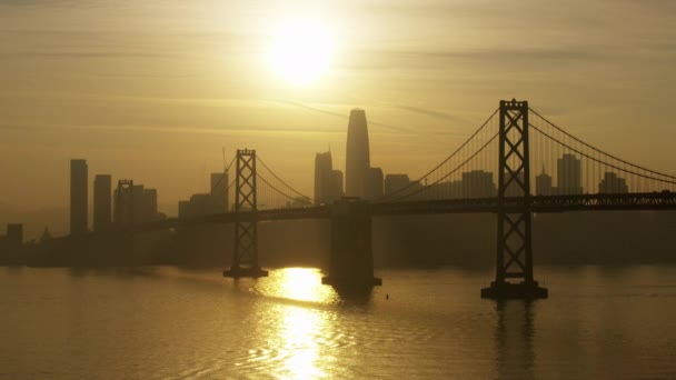 Oakland Bay Köprüsü 'nün Havalimanı Gün batımı Şehir merkezindeki gökdelenler — Stok video