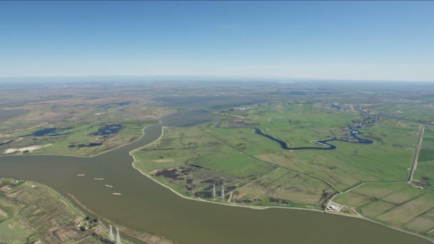 Aerial of Sacramento river tributaries Bethel Island la comunidad — Vídeo de stock