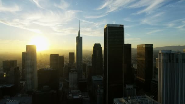 Günbatımı şehir gökdelenlerinde hava görüntüsü Los Angeles — Stok video