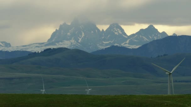 Turbinas eólicas aéreas Grand Teton gama de montanhas — Vídeo de Stock