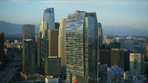 Letecký pohled do centra LA mrakodrapy a přístavní dálnice — Stock video