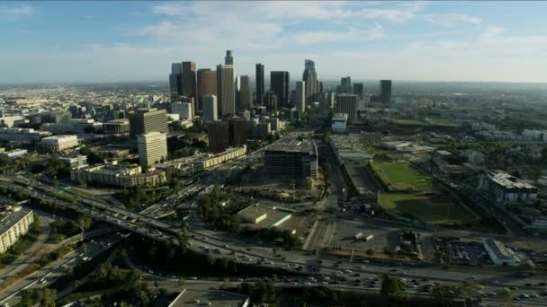 Αεροφωτογραφία LA οικονομική περιοχή ορίζοντα και αυτοκινητόδρομοι — Αρχείο Βίντεο