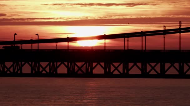 Vzdušná silueta západu slunce pohled Golden Gate Bridge California — Stock video