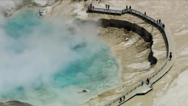 Flygfoto turister Yellowstone Park varma källor USA — Stockvideo