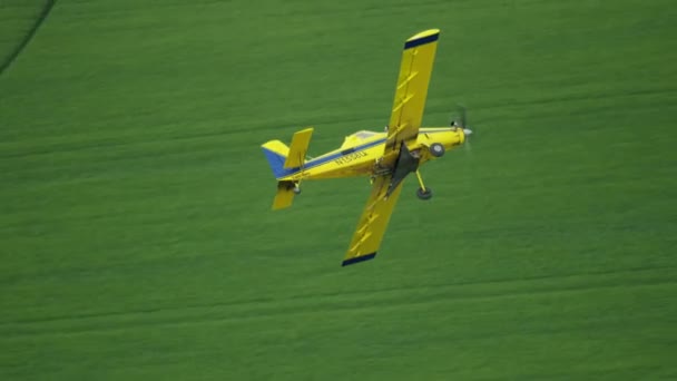 Aerial view crop spraying light aircraft farmland Idaho — Stockvideo