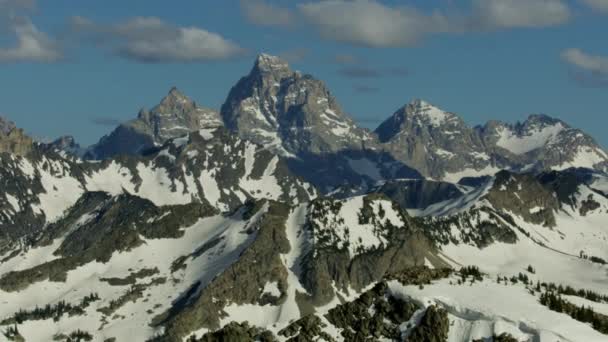 Neve aérea coberto Monte Moran Teton montanhas EUA — Vídeo de Stock