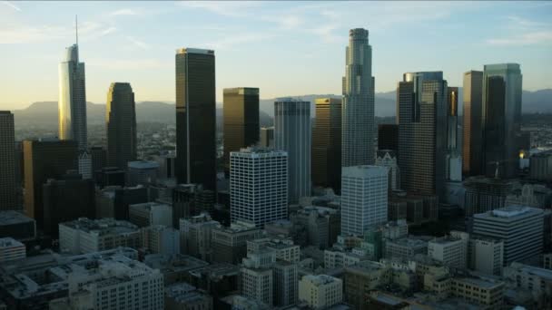 Hava gün batımı görüntüsü Los Angeles ticari ve meskun gökdelenler — Stok video