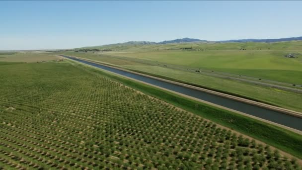Aquädukt aus der Luft mit natürlichen biologischen Pflanzen, die im Central Valley angebaut werden — Stockvideo