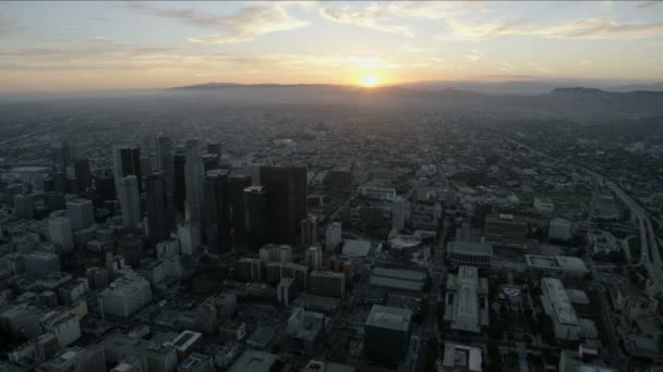 Vista aérea do pôr do sol no centro de LA arranha-céus e paisagem urbana — Vídeo de Stock