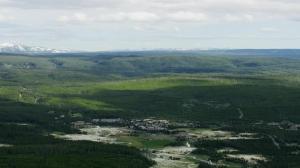 Letecký Midway gejzír povodí návštěvnické centrum Yellowstone Park — Stock video