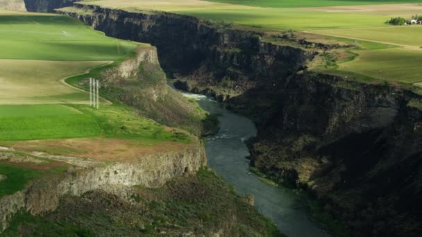 Aerial view green agriculture Snake River canyon USA — Stockvideo