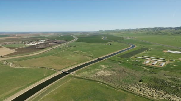 Aqueduto aéreo culturas orgânicas naturais que crescem Central Valley — Vídeo de Stock