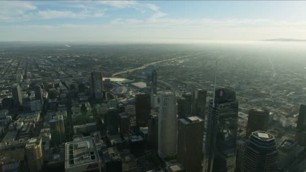 Gün batımında Los Angeles şehir merkezi gökdelenleri — Stok video