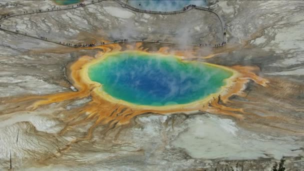 Aerial view geotermikus hőforrások Yellowstone Park Amerikai Egyesült Államok — Stock videók