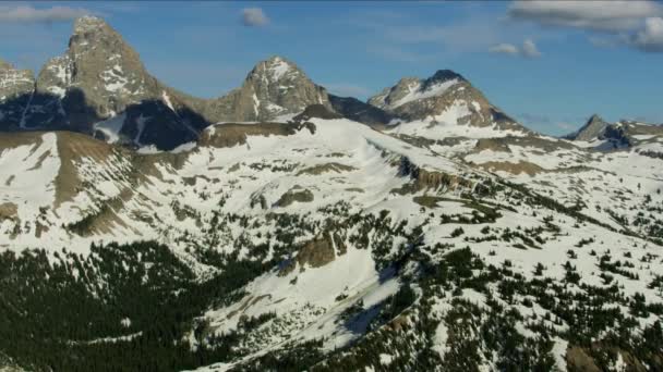 Luchtsneeuw bedekt Mount Moran Teton bergen USA — Stockvideo