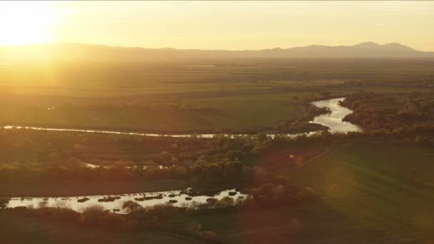 공중에서 일몰을 볼 수있는 담수 강 센트럴 밸리 — 비디오
