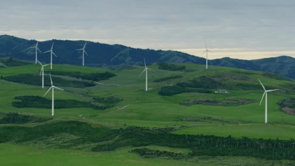 Hava manzaralı rüzgar türbini Idaho kırsal düzlüklerinde ABD — Stok video