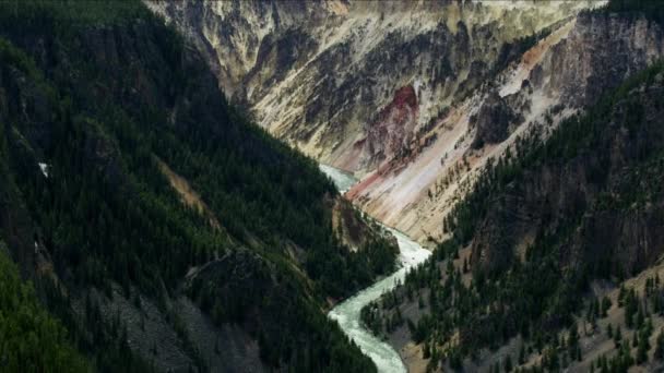 Letecký pohled tekoucí řeka Rockies Mountain Range USA — Stock video