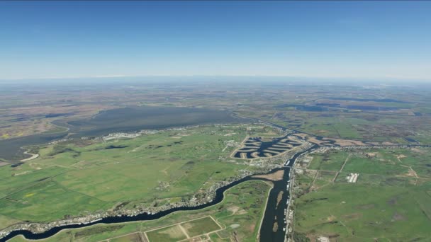 Terra agrícola aérea do rio Sacramento Comunidade de Bethel Island — Vídeo de Stock