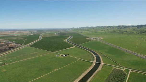 Воздушный губернатор Браун акведук органически выращивает сельскохозяйственные культуры США — стоковое видео