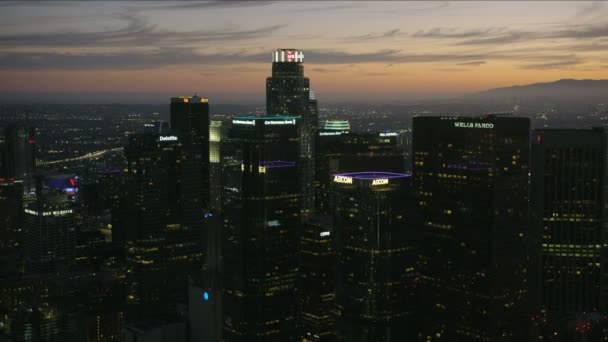 비행기를 타고 해질 녘에 로스앤젤레스 시내의 불빛을 바라본다 — 비디오