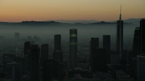 Aerial sunset oświetlony Los Angeles drapacz chmur budynki USA — Wideo stockowe