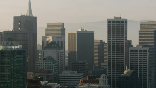 空中烟雾笼罩着摩天大楼旧金山科伊特塔 — 图库视频影像