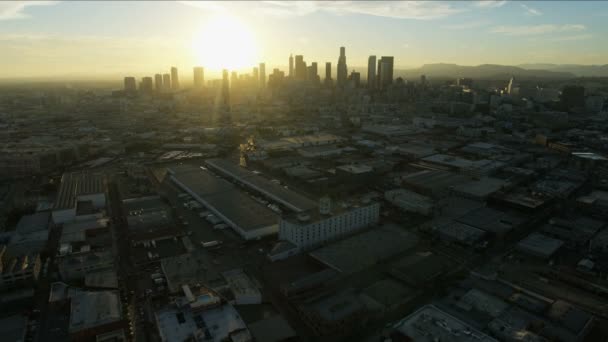 Vista aérea do pôr do sol arranha-céus da cidade LA distrito financeiro — Vídeo de Stock