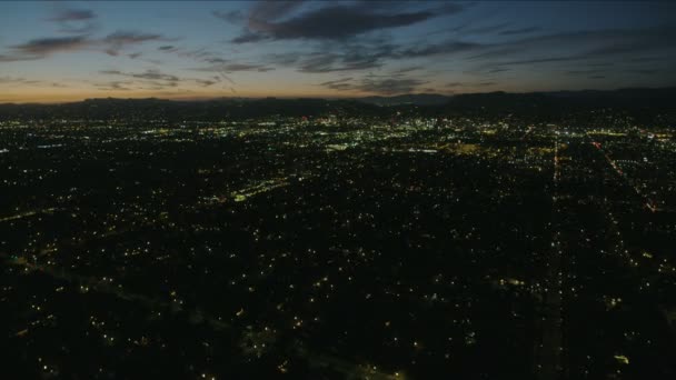 Letecký soumrak pohled osvětlené světla po celém centru LA — Stock video