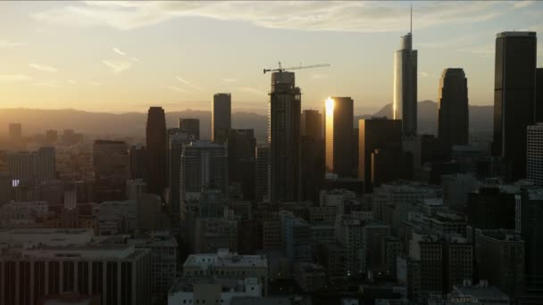 Gün batımında hava manzarası Los Angeles finans bölgesi silüeti — Stok video