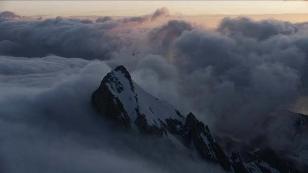 Aérien au-dessus des nuages Mt Moran Teton Mountains USA — Video