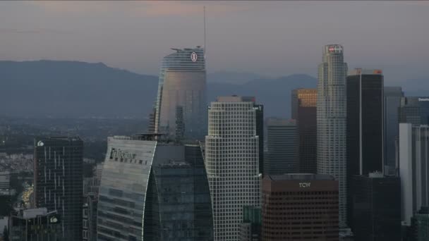 Vista aérea Los Ángeles techos de rascacielos de la ciudad al atardecer — Vídeo de stock