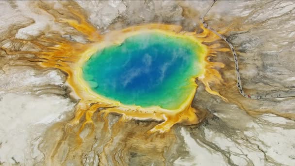 Αεροφωτογραφία ζωηρά χρώματα Yellowstone θερμές πηγές ΗΠΑ — Αρχείο Βίντεο