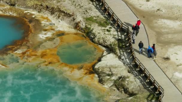 Aerial view turisták Yellowstone Park hőforrások USA — Stock videók