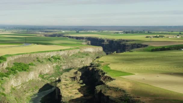 Вид с воздуха Снейк-Ривер, сельское хозяйство Айдахо, США — стоковое видео