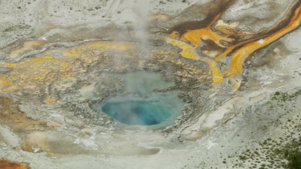 Vista aérea colores vivos Yellowstone aguas termales EE.UU. — Vídeo de stock