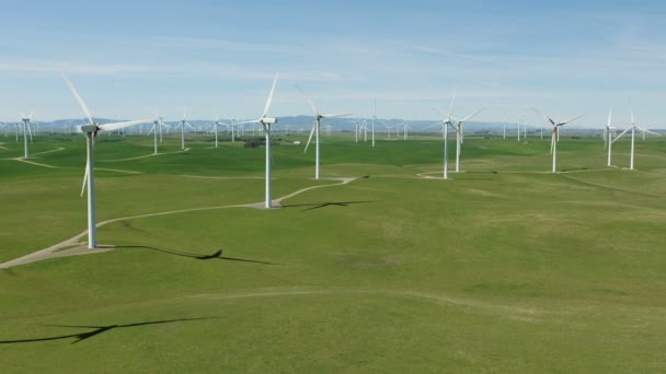 Windkraftanlagen aus der Luft gesunde Umwelt Central Valley Kalifornien — Stockvideo