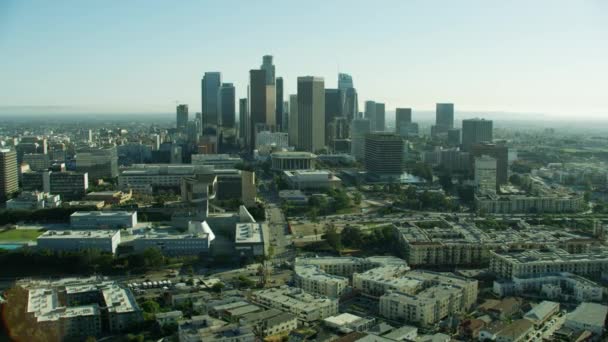 Vista aérea rascacielos propiedad comercial Los Ángeles California — Vídeo de stock