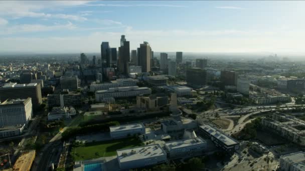 공중에서 보면 LA 시가 일광욕으로 하늘을 찌릅니다 — 비디오