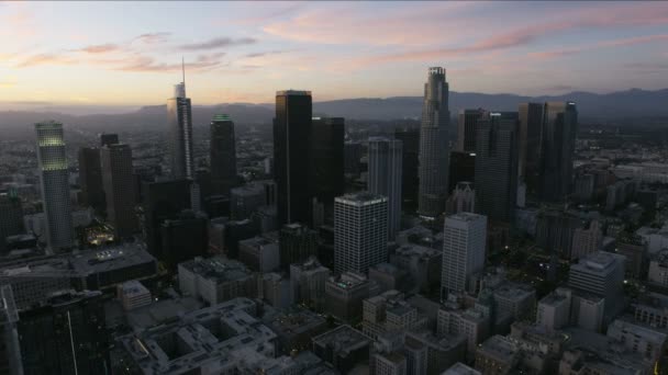 로스앤젤레스 중심가 상공에서 일몰을 공중에서 바라봄 — 비디오