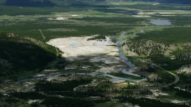 Uitzicht vanuit de lucht geothermische wateren Vuurgat rivier Yellowstone Wyoming — Stockvideo