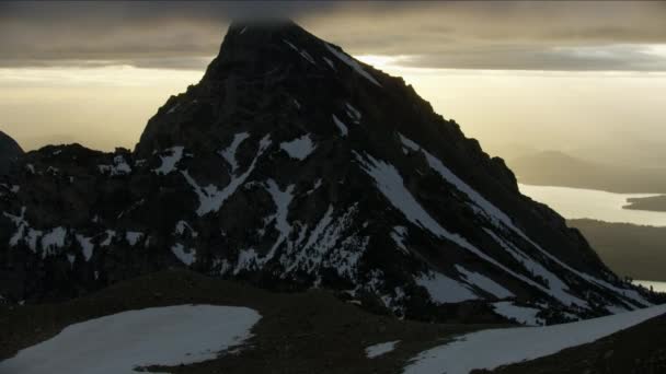 Vzdušný výhled na východ slunce Mount Moran Jackson Lake Wyoming — Stock video