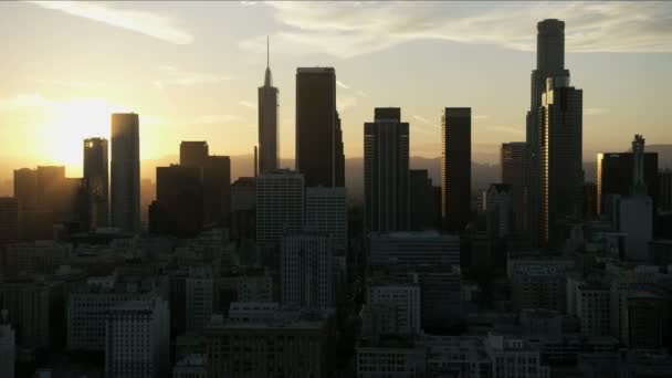 Letecký západ slunce pohled budovy a mrakodrapy LA panorama — Stock video