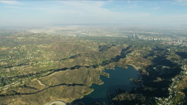 Luftaufnahme des Santa Monica Gebirgsreservoirs Los Angeles — Stockvideo