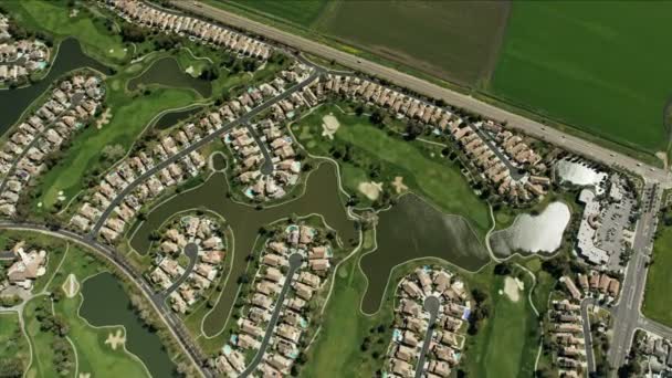 Vista aérea aérea da baía Discovery waterfront comunidade planícies — Vídeo de Stock