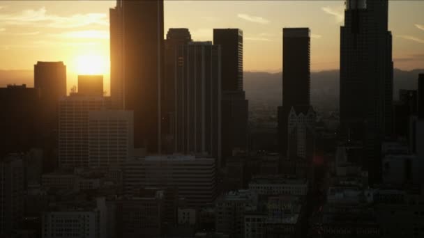 Hava gün batımı görüntüsü LA Şehri Ufuk çizgisi Bunker Hill — Stok video