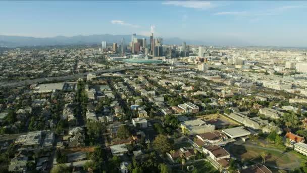 공중에서 내려다본 LA 고층 건물 주변의 유니 버시 티 공원 — 비디오