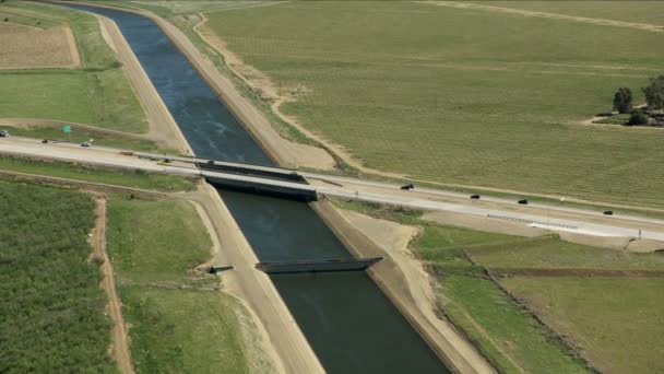 Luchtfoto aquaduct natuurlijke groei akkers Californië — Stockvideo