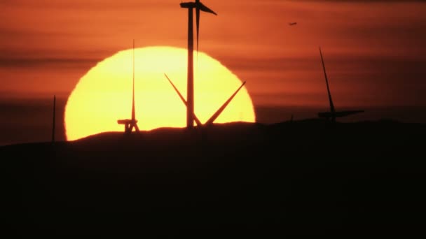 Vista aérea de la silueta del parque eólico puesta de sol EE.UU. — Vídeos de Stock
